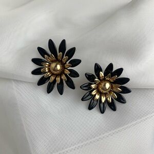 VTG SARAH COV Black Daisy Clip On Earrings